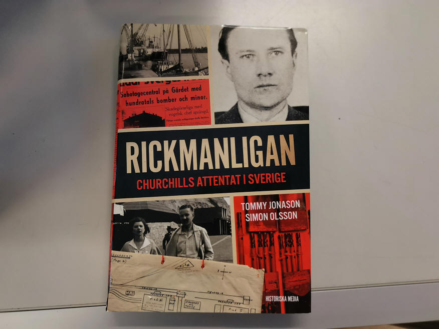 foto Emil Ala-Kulju><br>
<i><b>
Rickmanligan - Churchills attentat i Sverige</b></i> berättar den spännande
historien om när engelsmännen planerade att spränga hamnen i Oxelösund under
andra världskriget</font><font style='font-size:10.0pt;font-family:Arial' face=